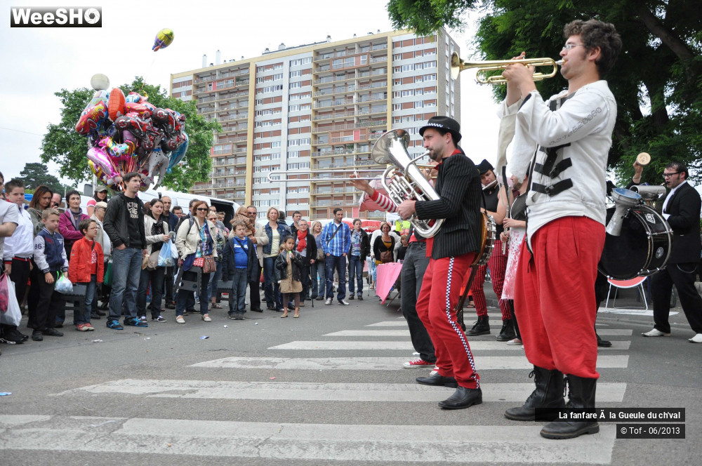 2/56 photos du spectacle La fanfare à la Gueule du ch'val